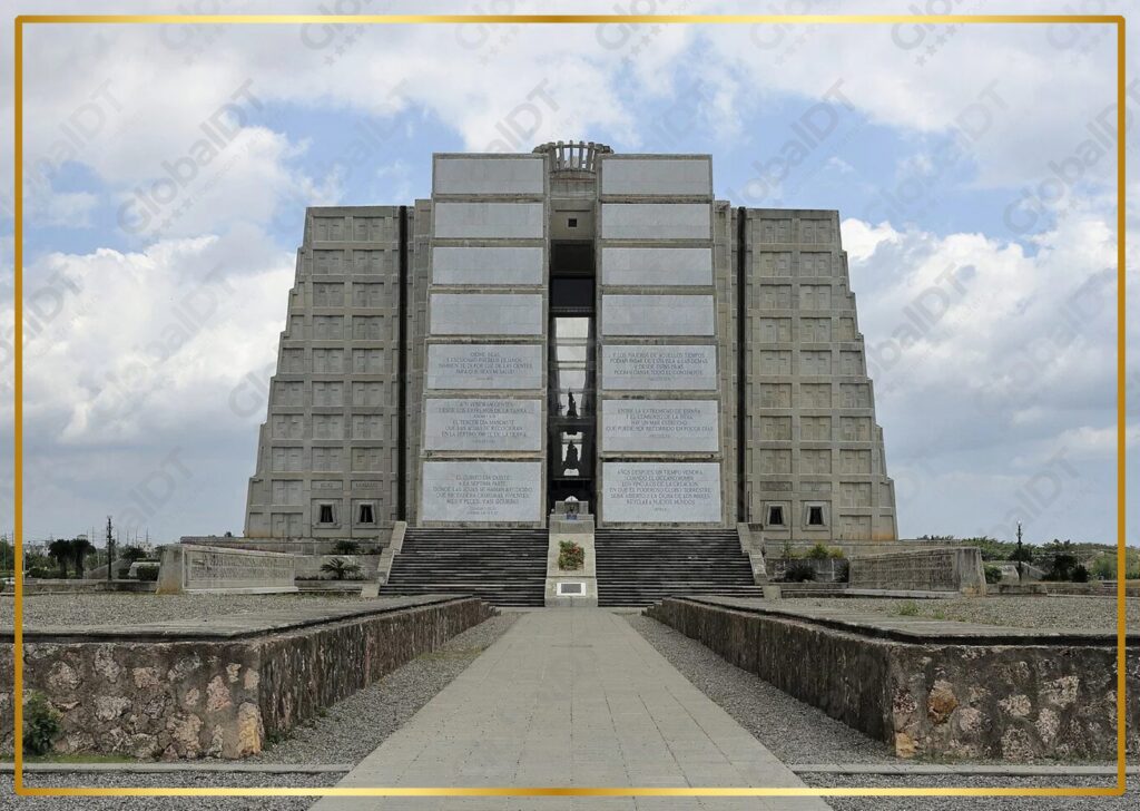 Monumento escalonado de concreto del Faro a Colon en Santo Domingo bajo cielo nublado
