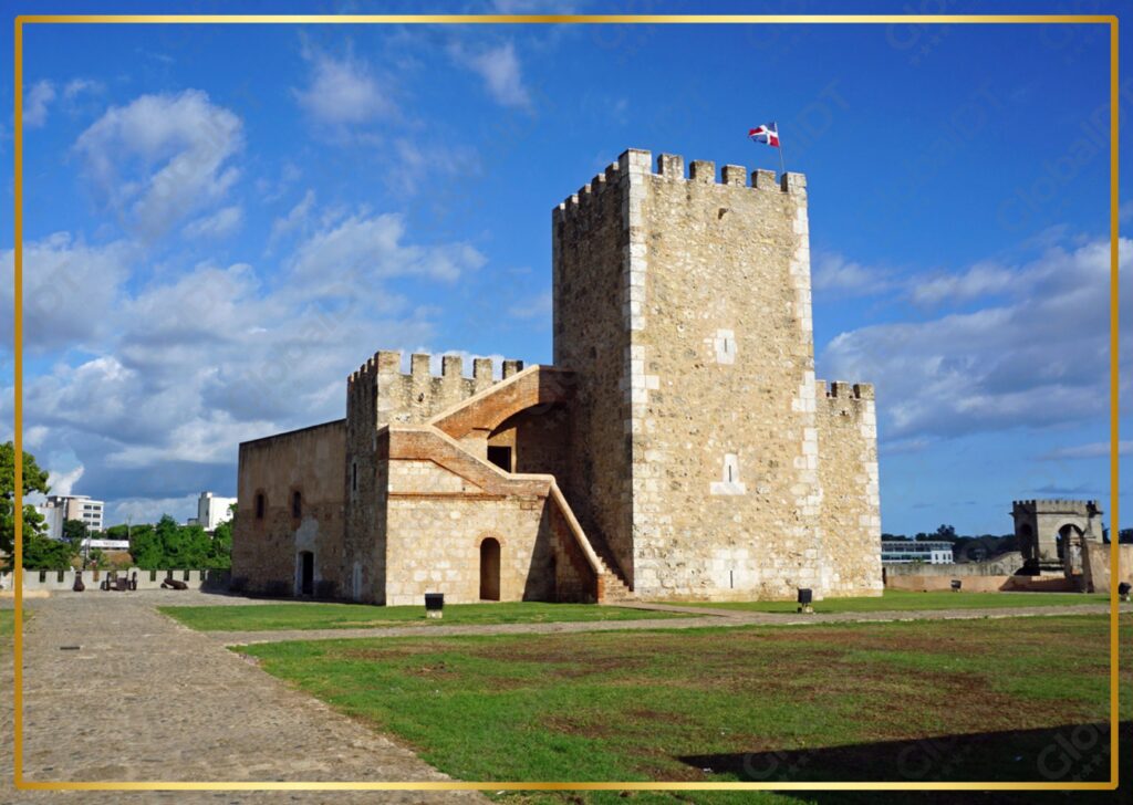 Fortaleza Ozama de piedra con torre y bandera dominicana en la Zona Colonial de Santo Domingo