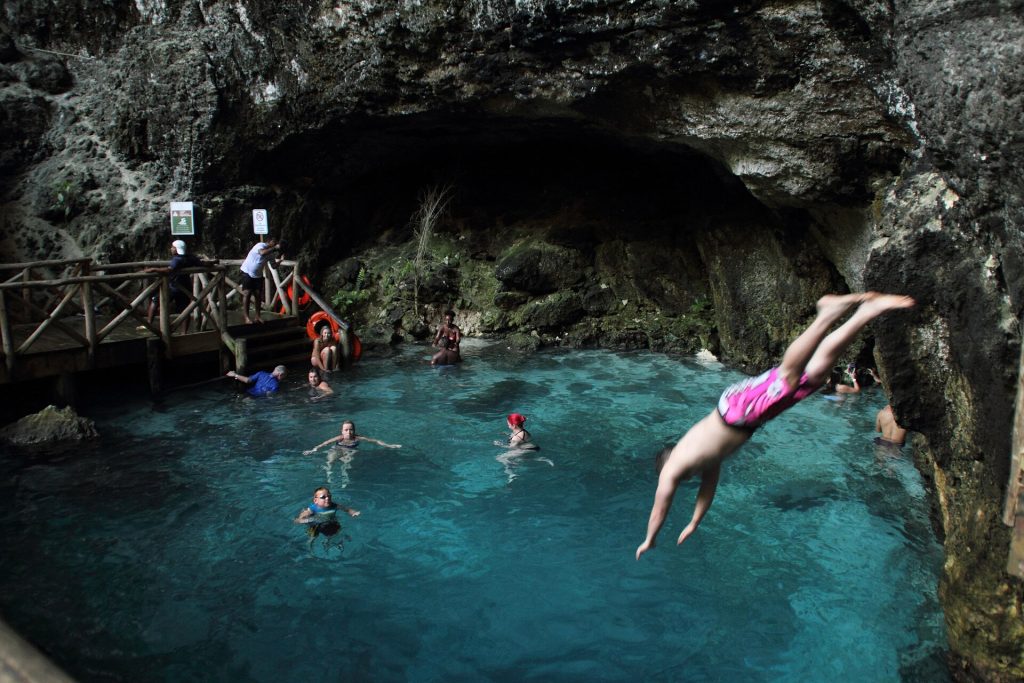 Agua azul intenso del cenote Hoyo Azul en Scape Park, Punta Cana, República Dominicana
