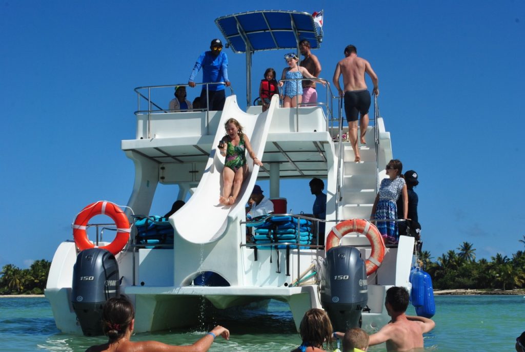 Catamarán de fiesta con tobogán en una excursión en Punta Cana