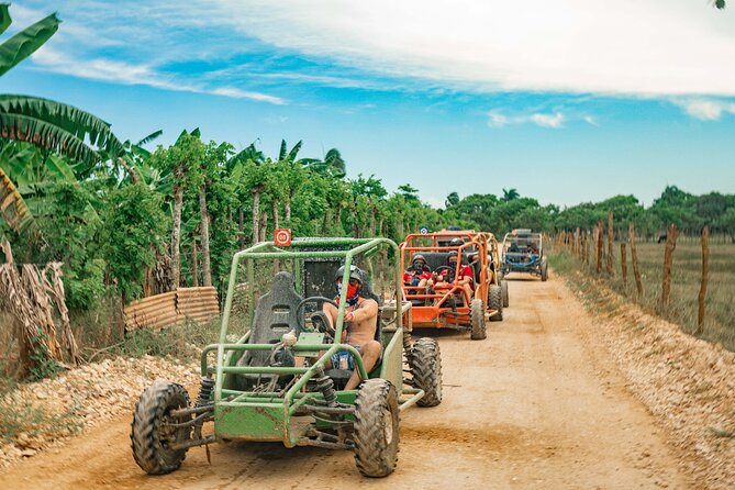 Fila de buggies en un camino rural en Punta Cana