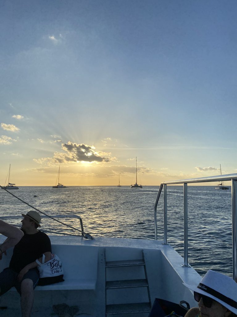 Crucero en catamarán al atardecer en el mar Caribe cerca de La Romana