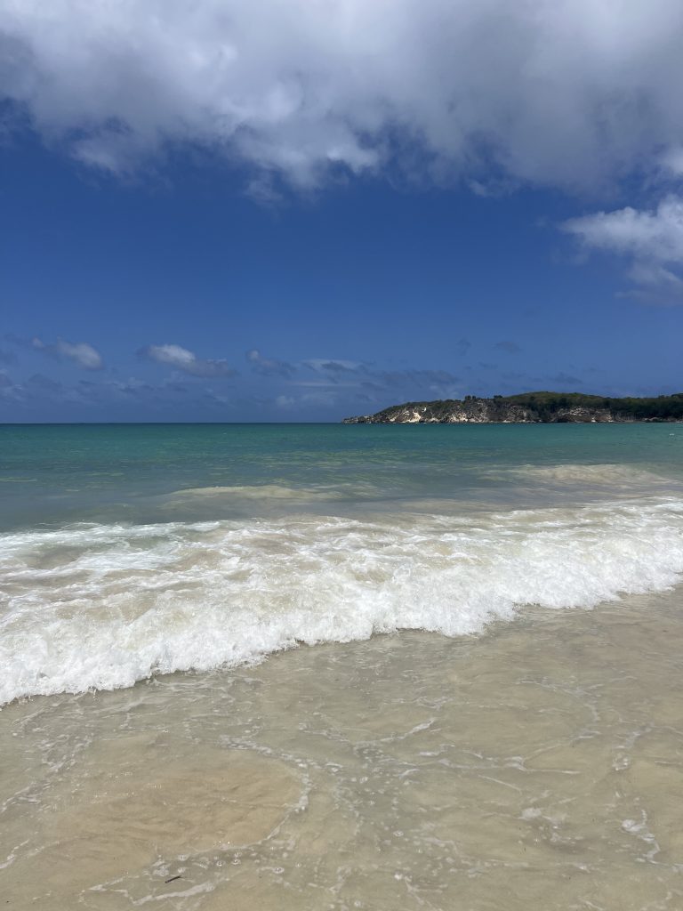 Olas rompiendo en Playa Macao con acantilados al fondo, Punta Cana