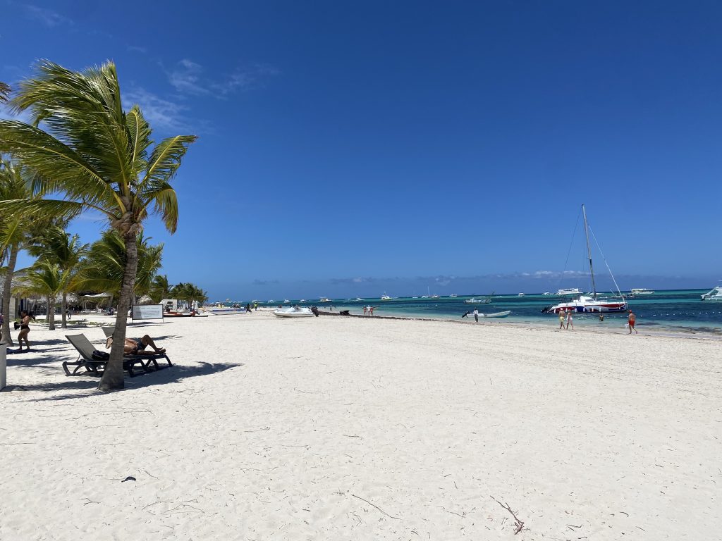 Playa Bávaro con camastros y un catamarán en Punta Cana
