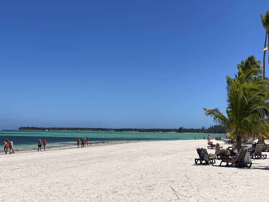 Playa de arena blanca y laguna turquesa en La Romana