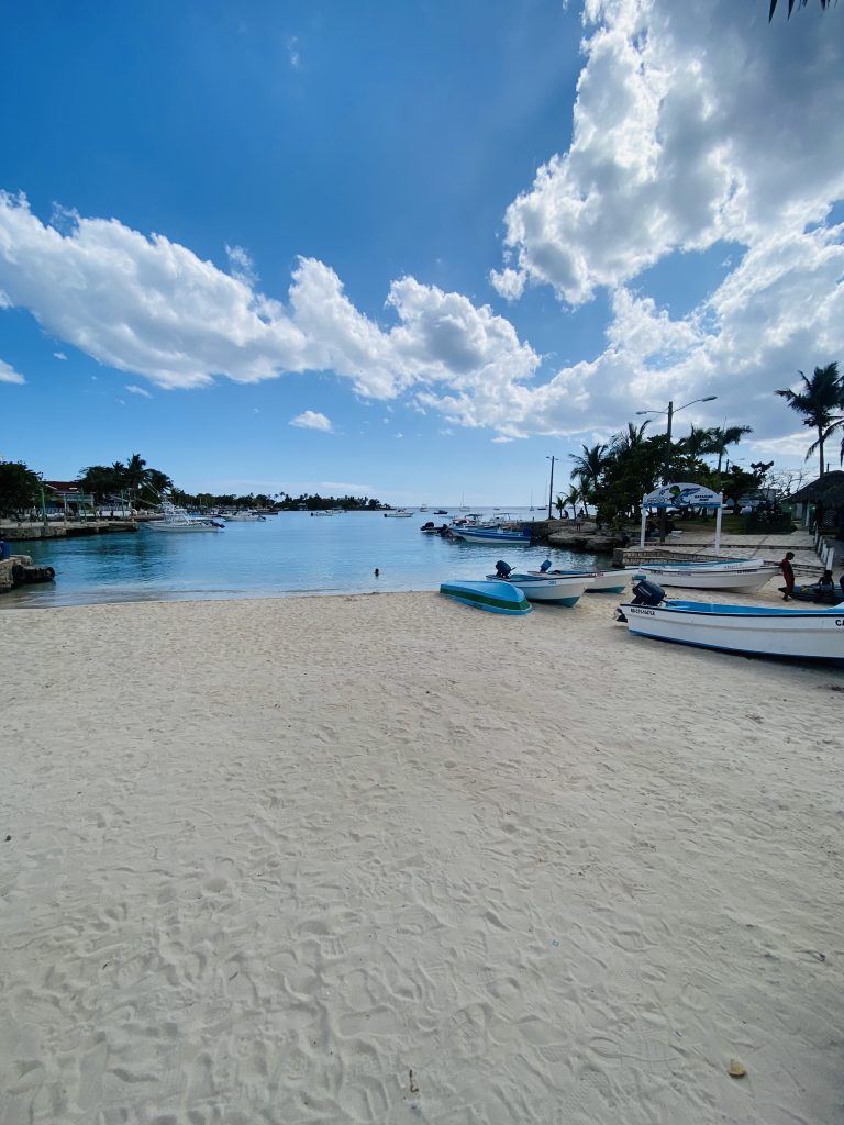 Botes de pesca en la orilla de la playa de Bayahíbe en La Romana
