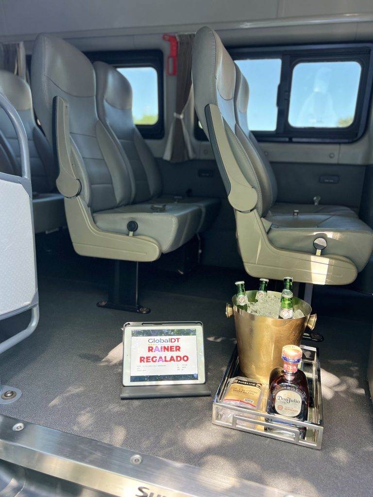 Toyota Hiace de lujo, van para traslados en grupo