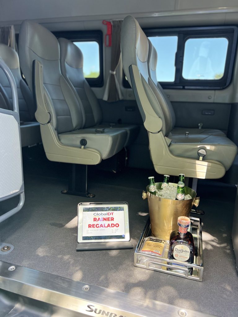Toyota Hiace de lujo, van para traslados en grupo