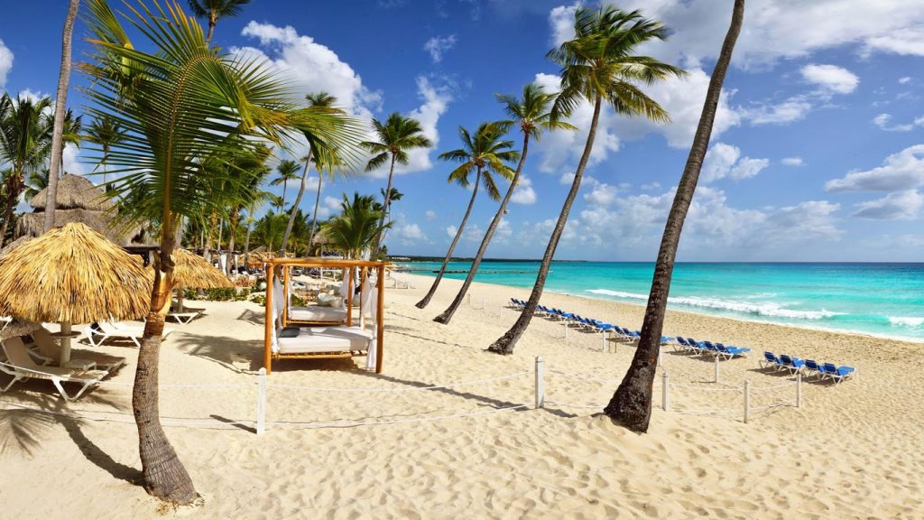 Playa de arena blanca con palmeras en Bávaro, Punta Cana